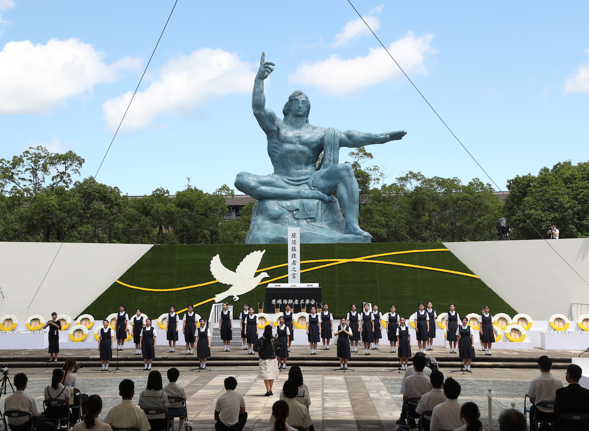 ▲長崎市9日迎接原爆76週年，上午在長崎市和平公園舉行祈禱和平紀念儀式，出席人員包括受難者、罹難者家屬、日本首相菅義偉及63國代表。（圖／美聯社／達志影像）