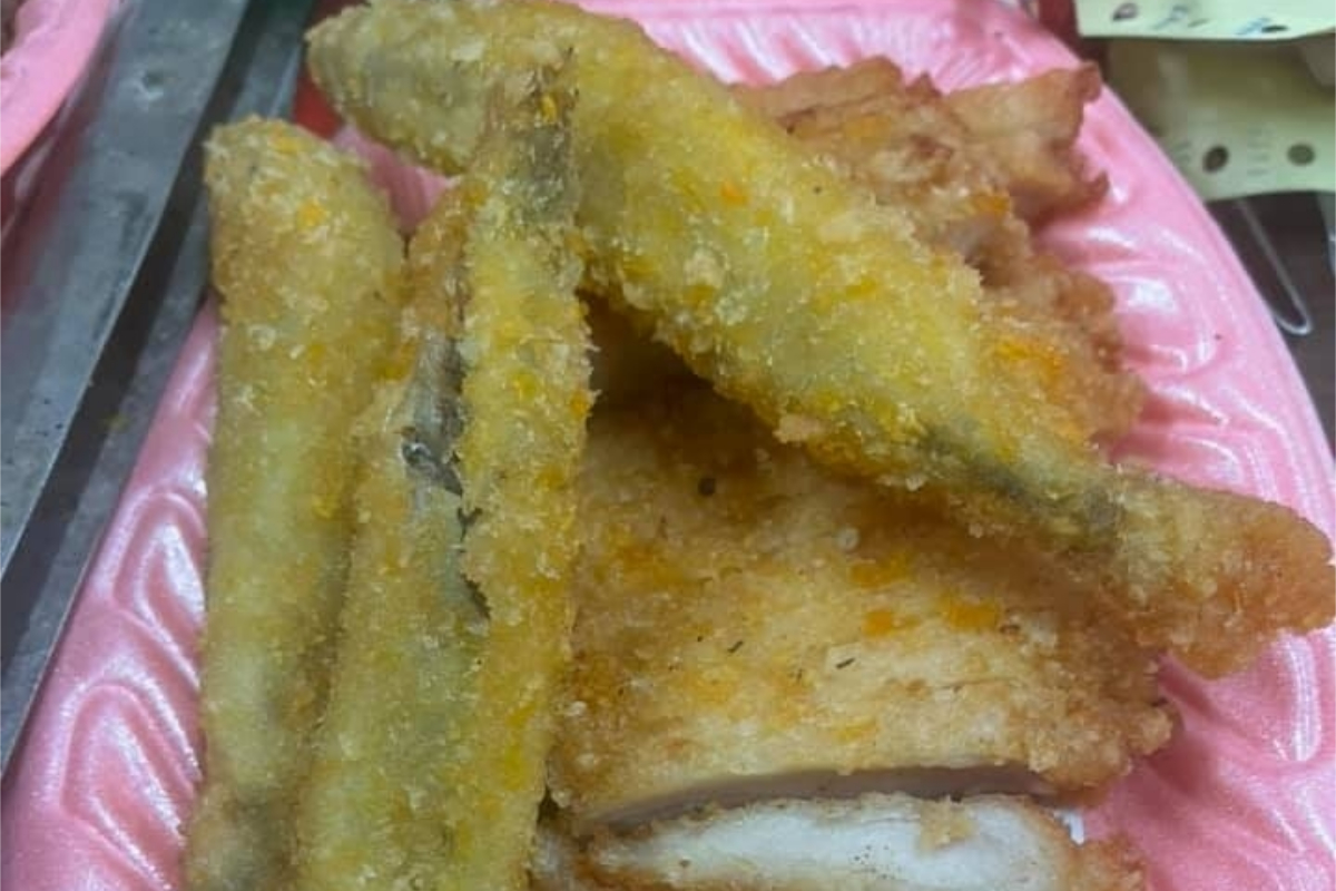 ▲有網友分享，自己買了一盤炸物，結果吃到一半，卻看到藍藍一張紙，讓他當場傻眼。（圖／翻攝自《爆廢公社公開版》）