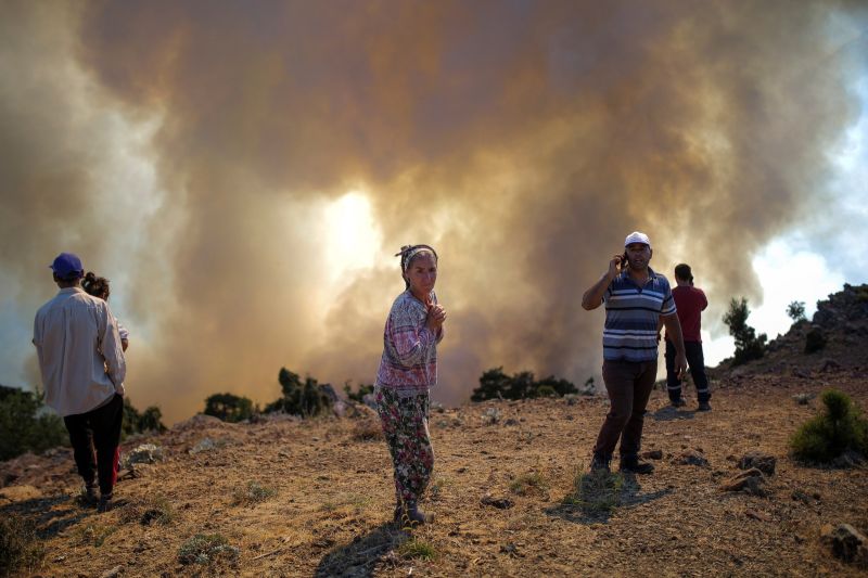 ▲土耳其今年7月均溫較多年以來高攝氏1.8度，47省近兩週共發生240場林火，仍有兩處還在滅火中。蒼翠森林變成荒蕪焦土，野火燒掉的不只是森林，更是許多家庭的生計。（圖／美聯社／達志影像）