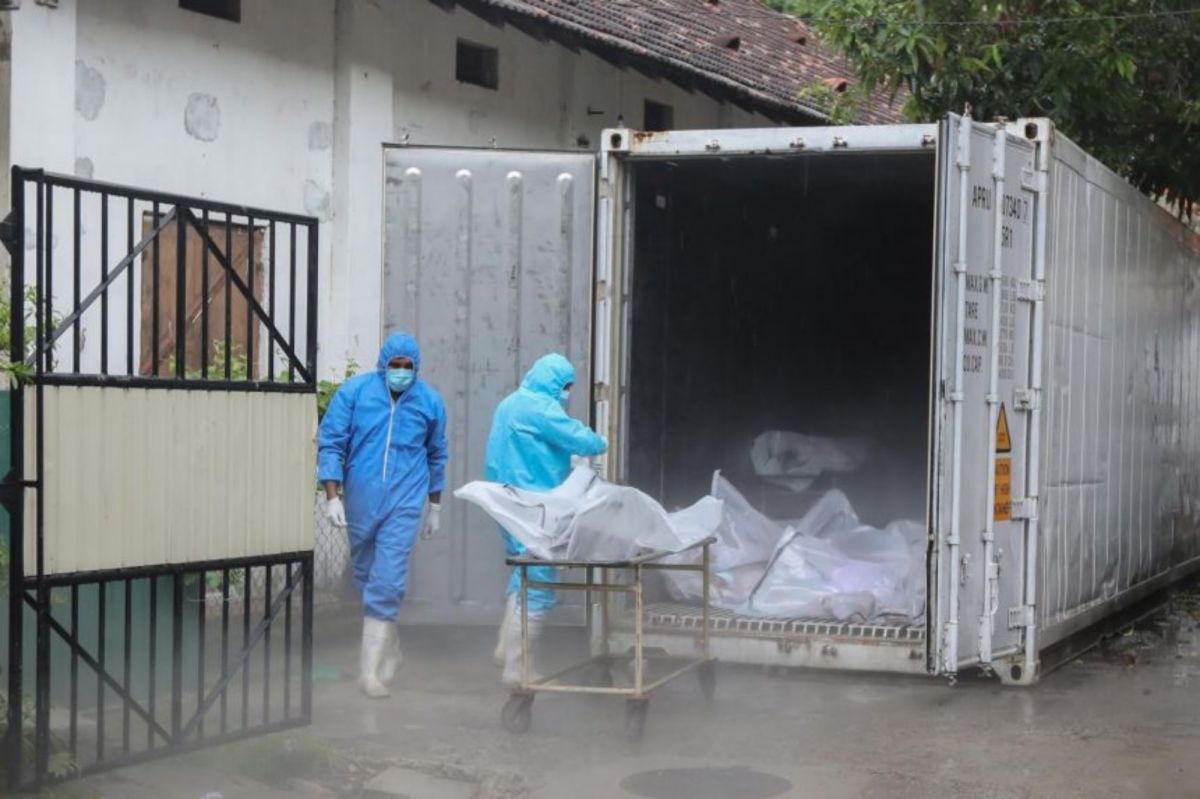 ▲斯里蘭卡官員表示，隨著國內COVID-19（2019冠狀病毒疾病）確診人數激增，為消化積累的染疫亡者遺體，已開始進行大規模火化儀式。（圖／翻攝自海峽時報）