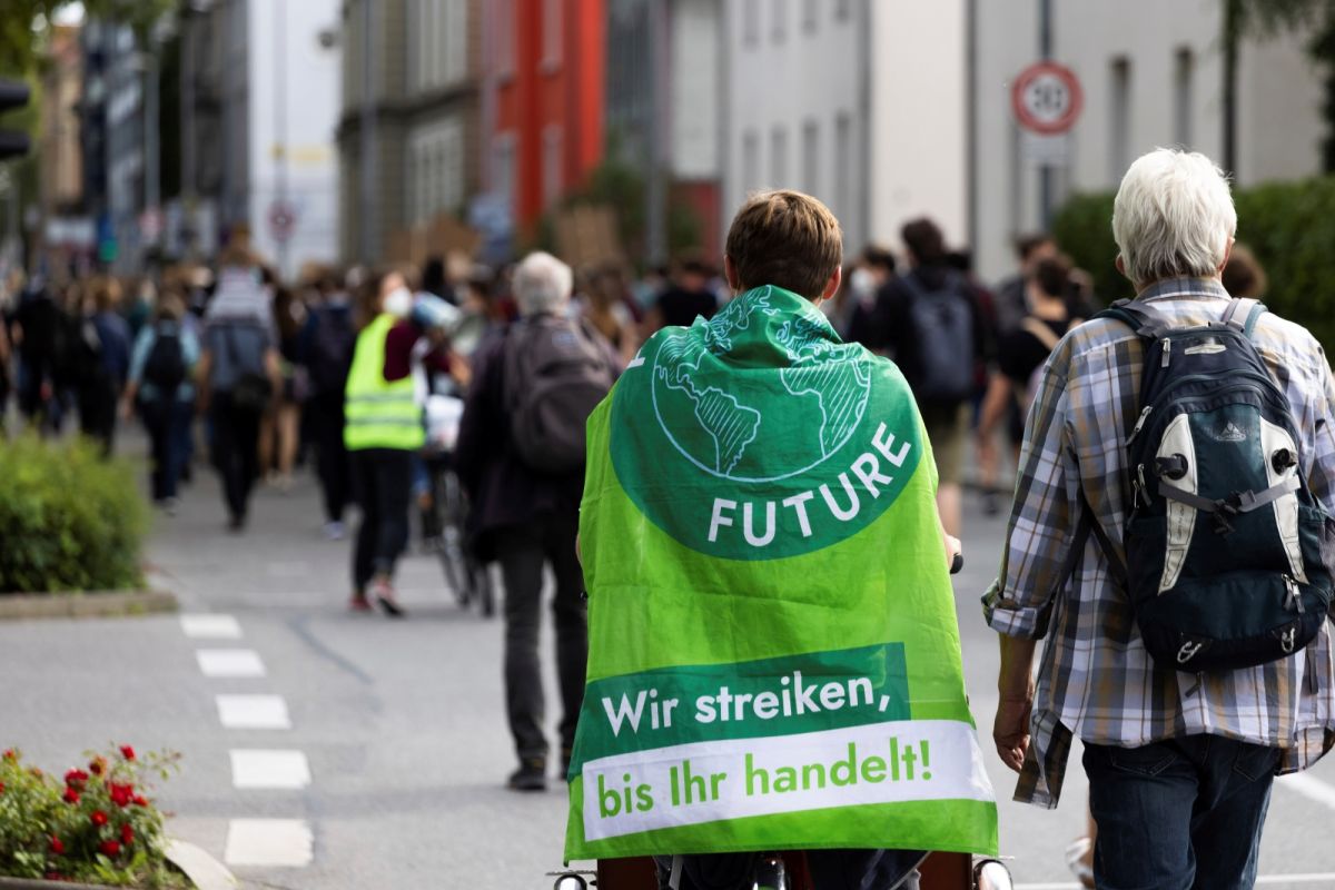 ▲聯合國報告中提出的極端天候預測，使得將氣候變遷控制到巴黎協定（Paris Agreement）所載明的程度，更加重要。圖為近日德國街頭的環保示威人士。（圖／美聯社／達志影像）