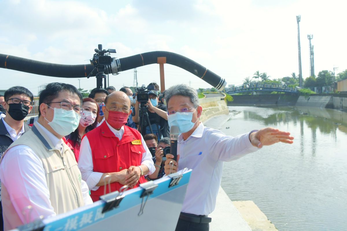▲行政院長蘇貞昌今（10）日上午到臺南仁德區三爺溪排水治理情形。（圖／行政院提供）