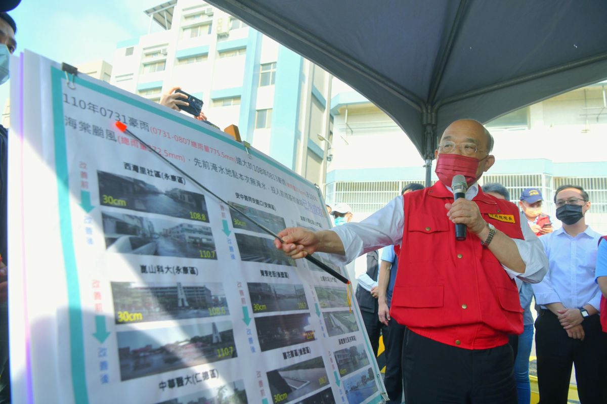 ▲行政院長蘇貞昌今（10）日上午到臺南仁德區三爺溪排水治理情形。（圖／行政院提供）