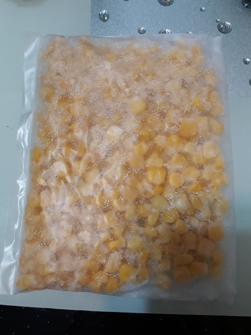 ▲原PO將剩下的玉米粒裝進塑膠袋內，鋪成薄薄的一層冷凍保存。（圖／翻攝自《我愛全聯好物老實說》）
