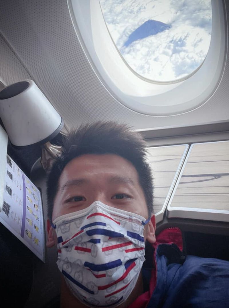 ▲鞍馬王子李智凱PO出一張在飛機上的自拍照。（圖／翻攝自臉書粉專《李智凱