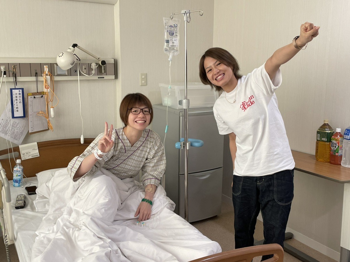 ▲廣田彩花手術成功，福島由紀前來探望。（圖／美聯社／達志影像）