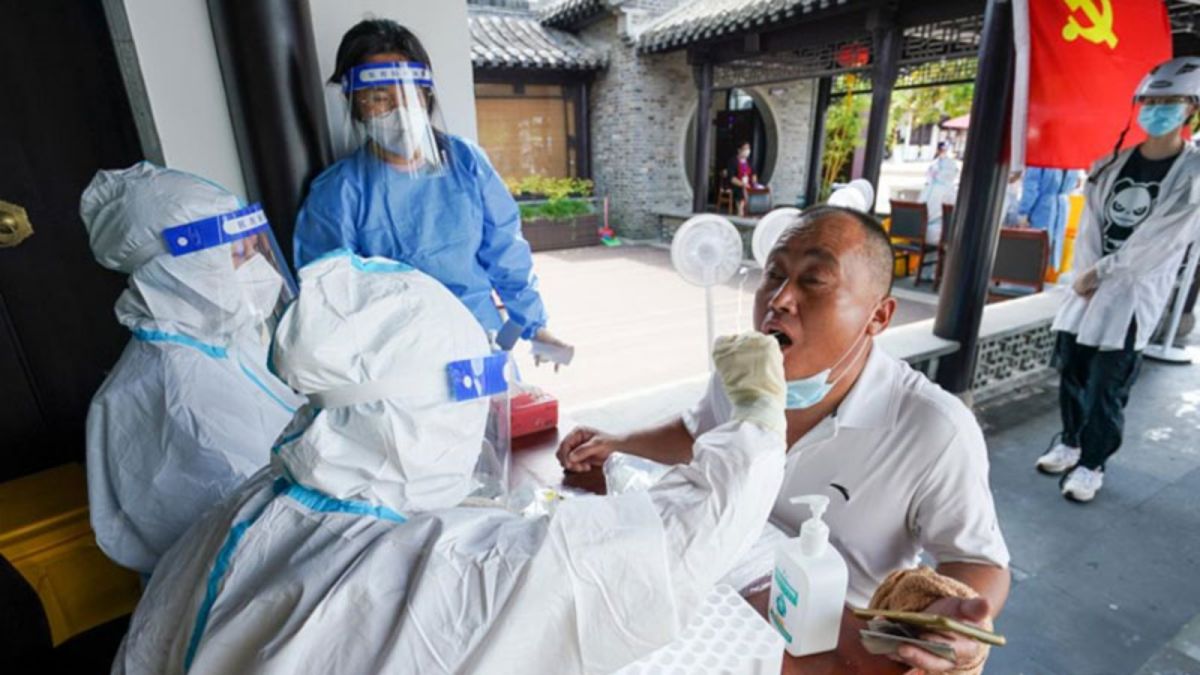 ▲中國9日0至24時又新增了108例本土，其中江蘇省就有50例，光揚州市就報告了48例。圖為近日揚州市民進行核酸檢測取樣。（圖／翻攝自新華網）