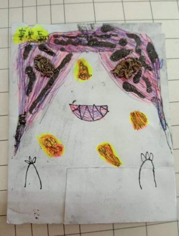 ▲同事女兒還畫了一張「魔鬼媽媽」。（圖／翻攝自《Dcard》）