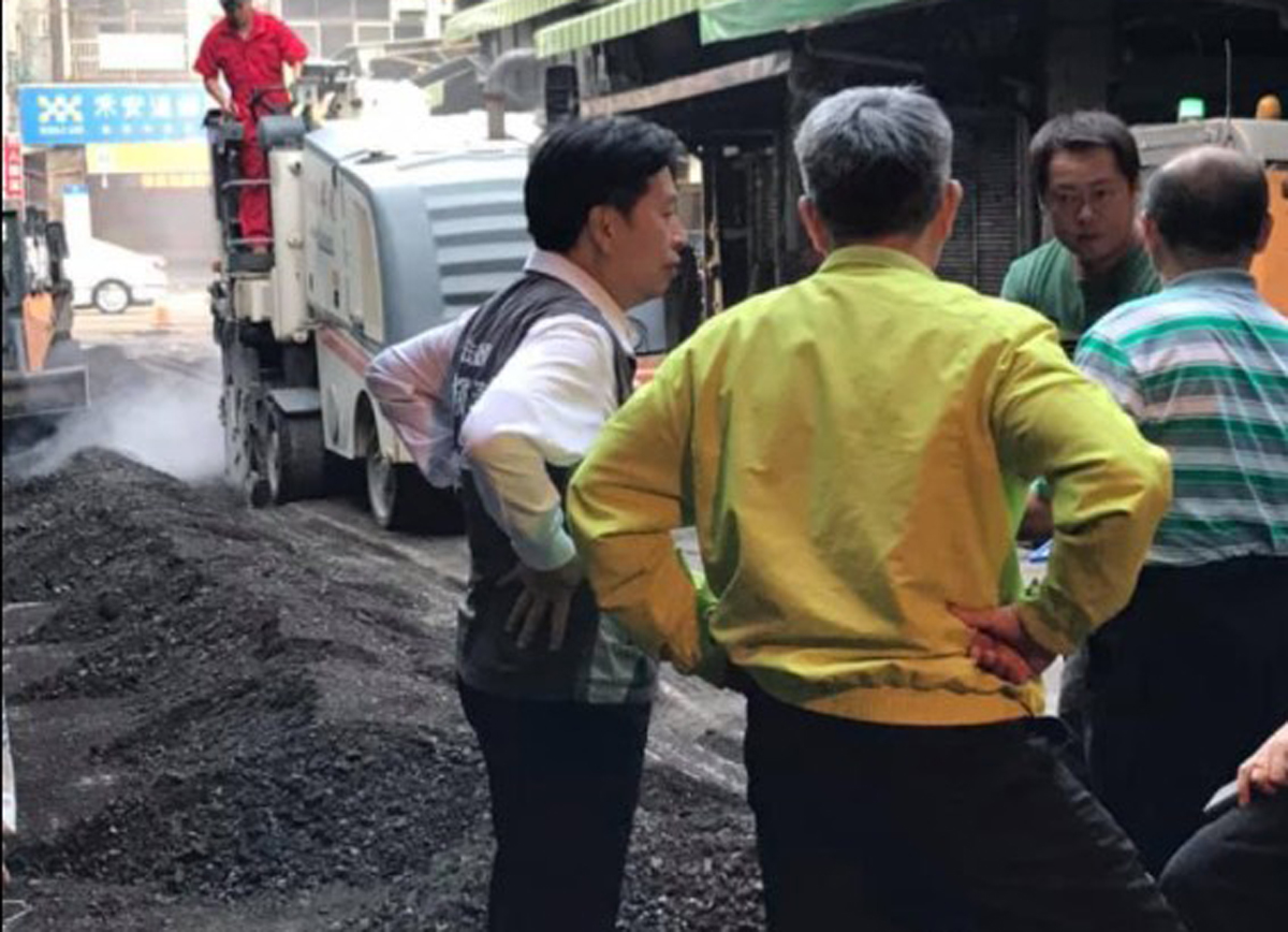 ▲鄭寶清指出，現在氣候變遷嚴重，道路過去能承受的雨量、排水量，如今已經不敷使用，必須加入氣候變遷因素重新思考設計。（圖／鄭寶清服務處提供）