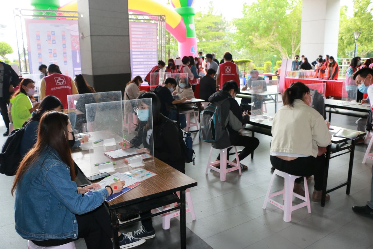 ▲新北從8月11日起舉辦5場的徵才活動，現場面試區將增加壓克力的隔板，並針對面試場域加強人數的控制。（圖／新北市政府勞工局提供）