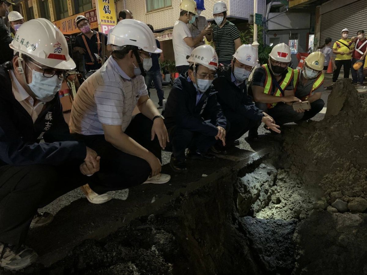 ▲高雄市連日大雨造成部分道路出現坑洞，副市長林欽榮於昨晚巡視施工情形要求工務跟水利合作儘速搶工開放通行，以減少對用路人的衝擊。(圖／高市水利局提供)
