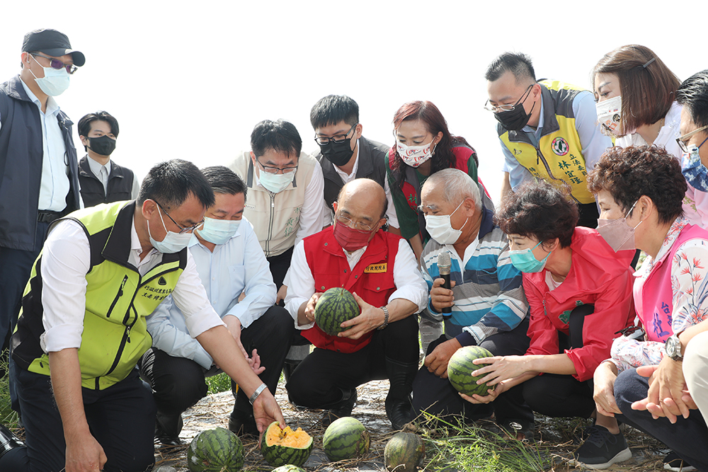 ▲蘇貞昌上午視察歸仁西瓜受損情形（圖／台南市政府提供）