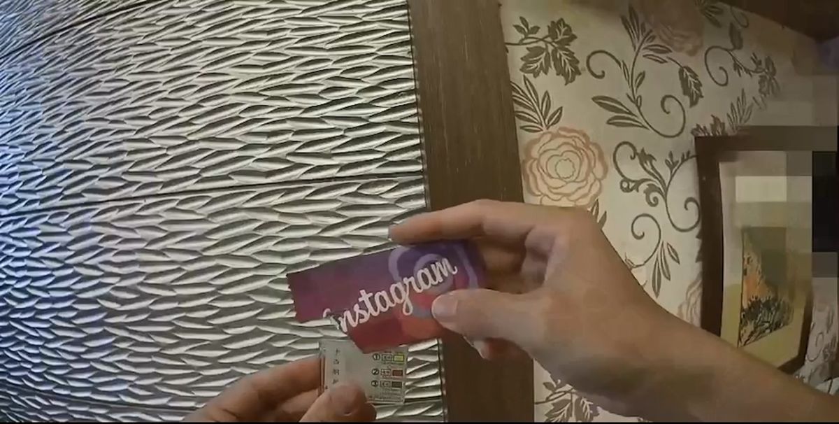 ▲經警方以試劑檢驗後，毒咖啡包粉末呈二級毒品安非他命陽性反應。（圖／翻攝畫面）