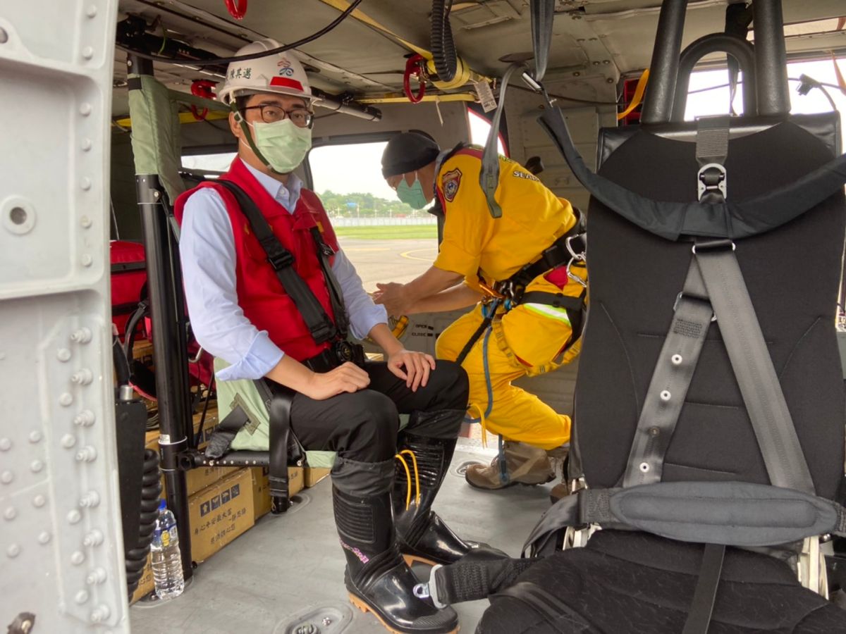 ▲高雄市長陳其邁搭上載送物資的直升機，挺進桃源區三里勘災慰問。（圖／高雄市政府提供）