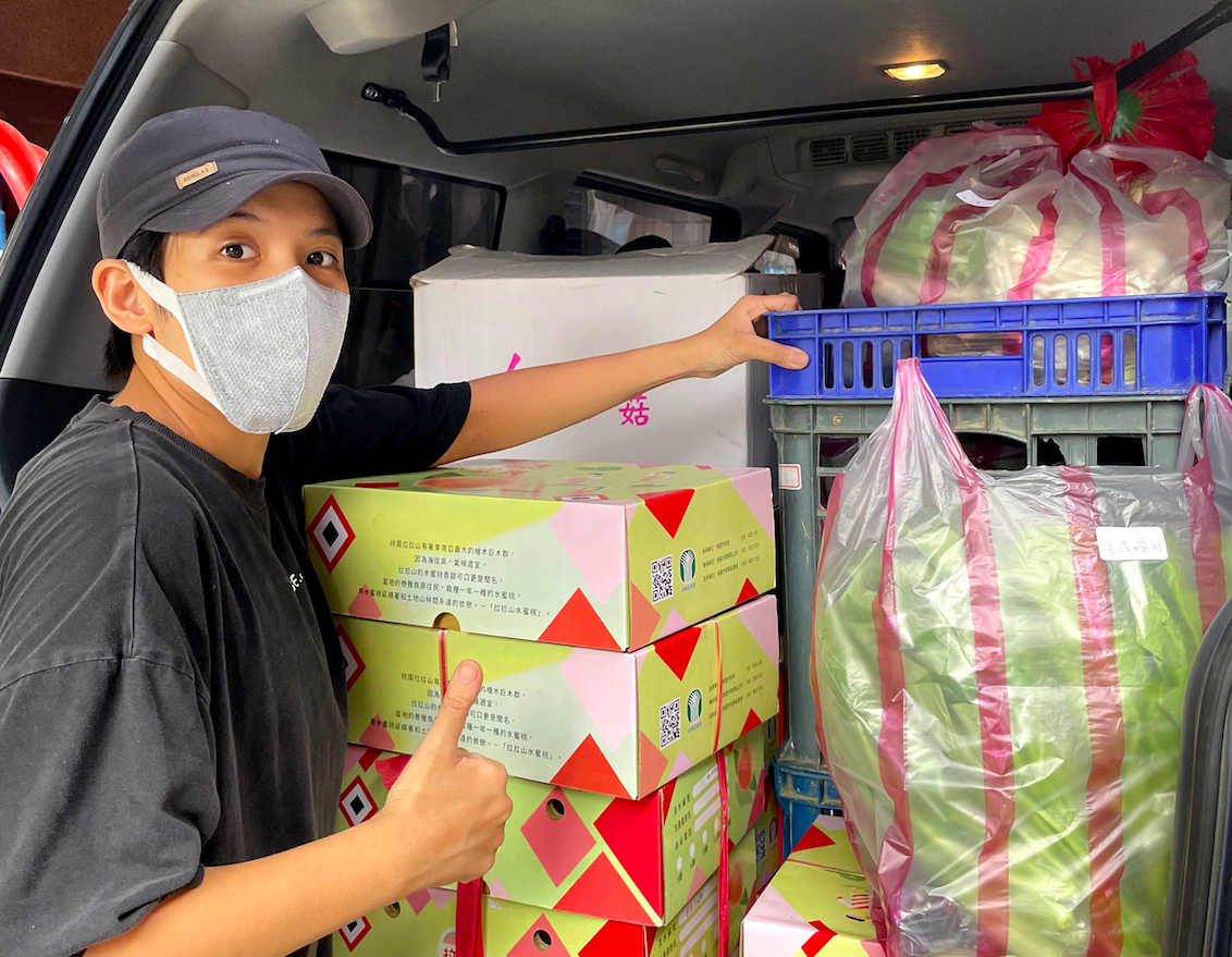 ▲曾靜玟在疫情期間幫媽媽外送水蜜桃。（圖／無限美好文創娛樂提供）