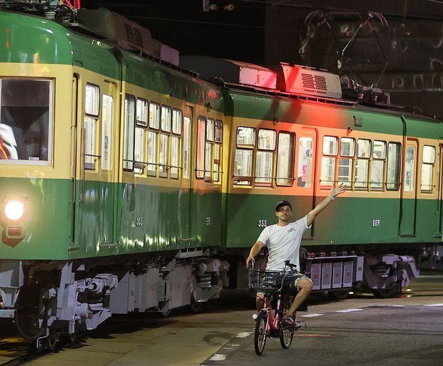 ▲日本鐵道迷等了五年的「江之島電鐵」行駛過程中，一名不知情的外國男子騎著腳踏車「誤闖」拍攝畫面，當場惹怒不少鐵道迷，更因此在網路上爆紅。（圖／翻攝自推特@WdGesi）