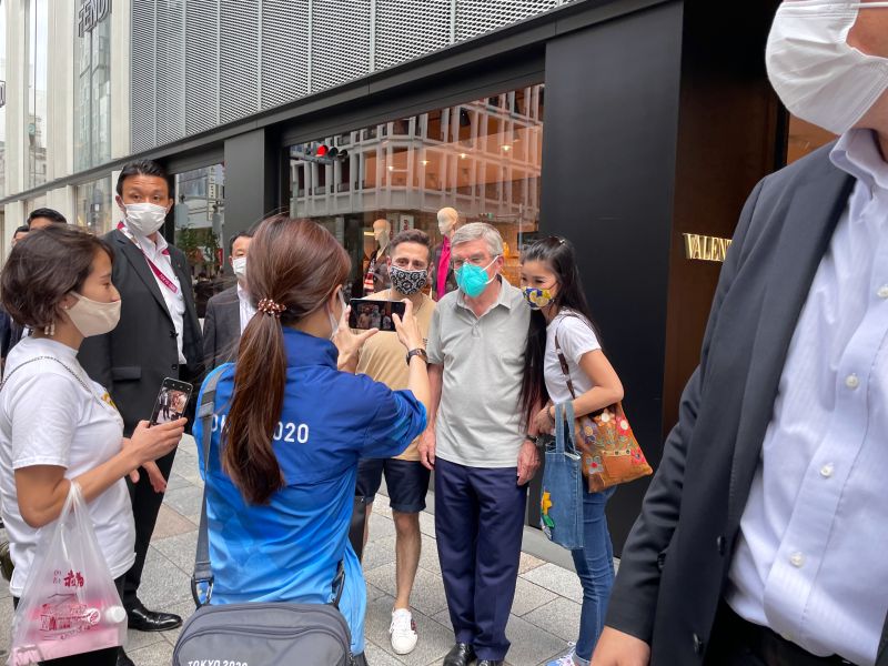 國際奧會主席巴赫逛東京銀座大街　引網友熱議
