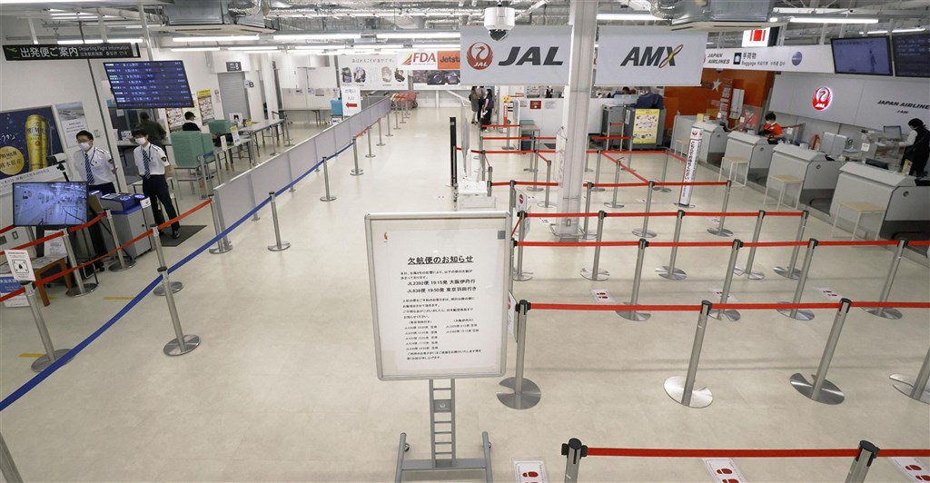 ▲盧碧颱風8日晚間登陸日本，9日轉為溫帶低氣壓。日本政府統計，盧碧已造成2死1失聯17人輕重傷，且轉低壓後持續帶來驚人降雨。圖為熊本機場部分航班因盧碧颱風而受影響。（圖／翻攝自共同社）