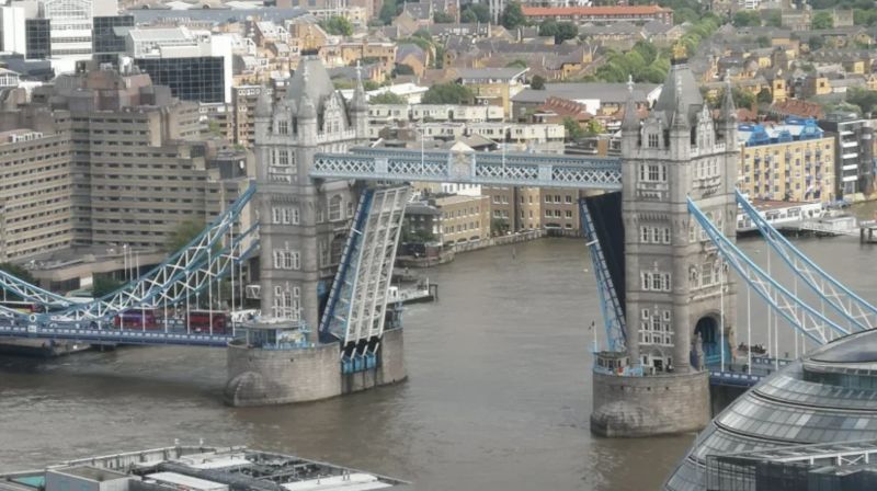 ▲英國知名地標「倫敦塔橋」昨天發生「技術性問題」，橋面升起讓船隻通過後就放不下來。（圖／翻攝自LizTunbridge推特）