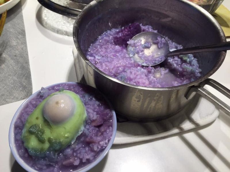 煮粥加「1物」整鍋變紫！連雞蛋也發綠　網愣：初號機嗎
