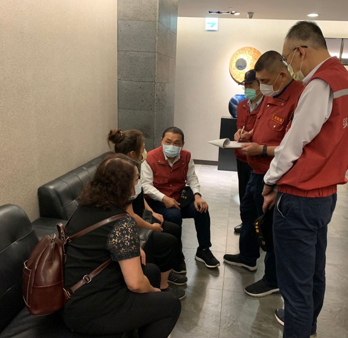 ▲新北市長侯友宜前往雙和醫院慰問罹難者的家屬，並指示三峽區公所協助後續喪葬事宜。（圖／新北市政府消防局提供）