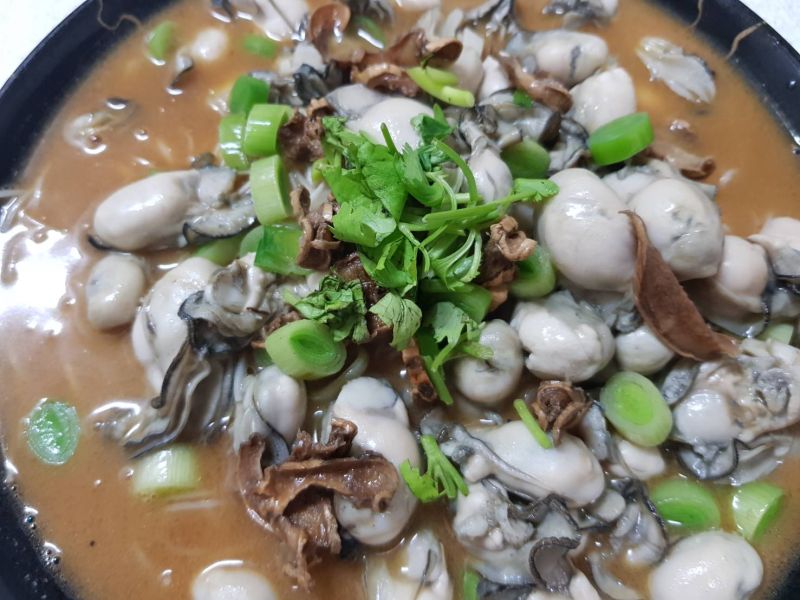 ▲二度上榜必比登的三喜食堂,主打海鮮台菜,招標的麻油鮮蚵麵線廣獲喜愛。(圖/三喜食堂提供)