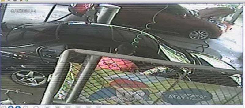 ▲加油站的監視器畫面曾拍下鄺男拿著噴槍打開副駕駛座的畫面。（圖／翻攝畫面）