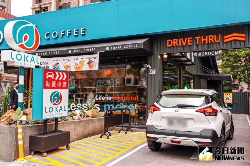 ▲樂卡崇德店設有標準點餐車道,提供得來速購餐免下車服務。(圖/記者金武鳳攝,2021.8.11)