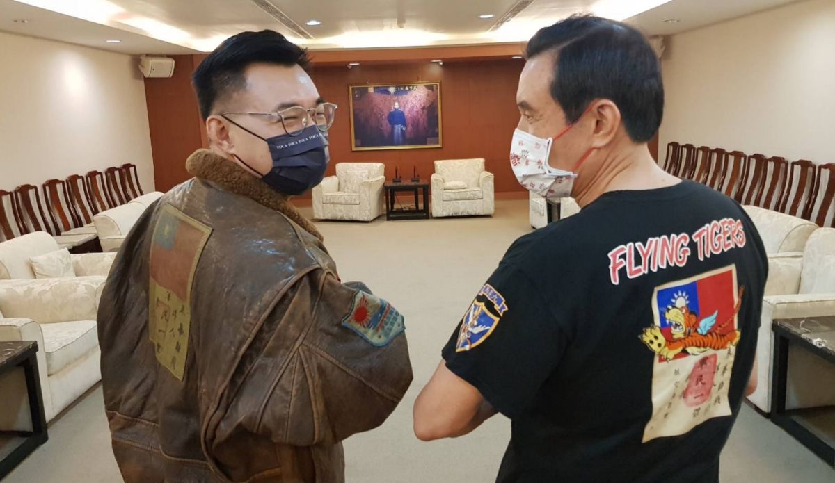 ▲國民黨舉辦飛虎80暨中美合作紀念展揭幕儀式，黨主席江啟臣與前總統馬英九合體，都傳著飛虎隊當年的服裝。（圖／國民黨提供）