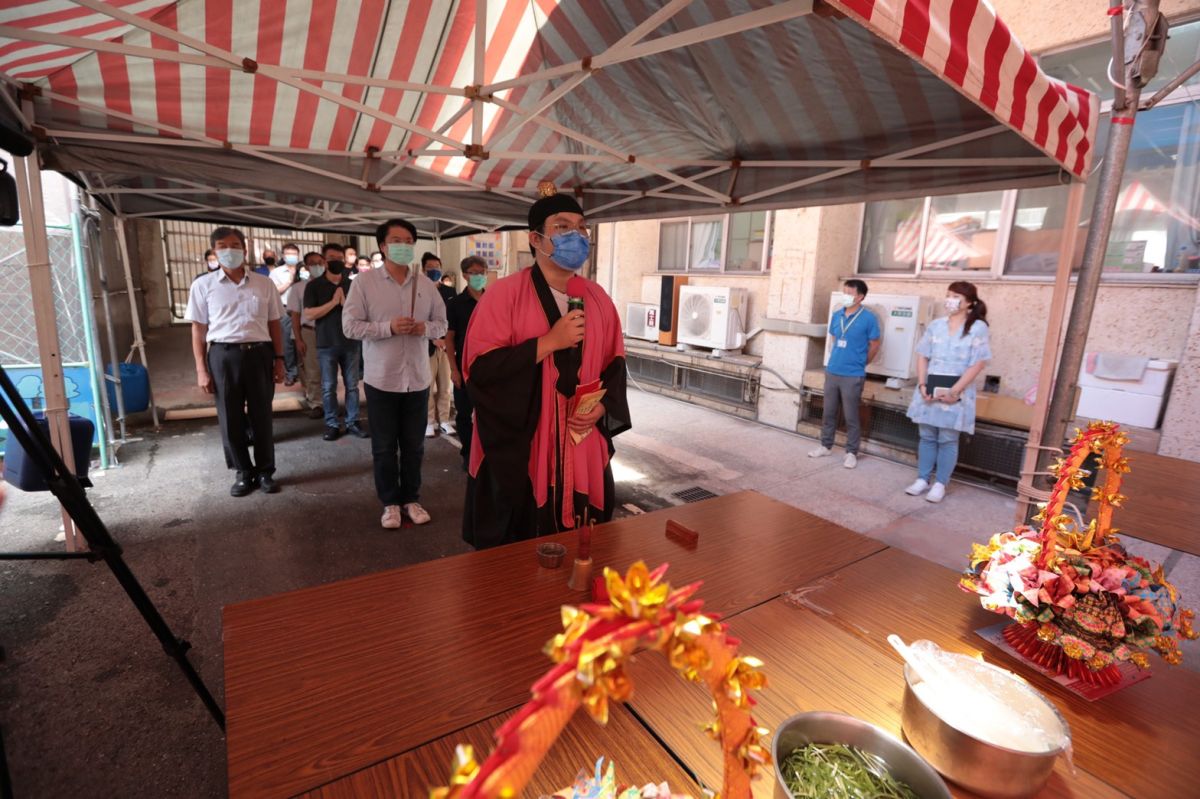 ▲基隆市政府今日中午舉行中元聯合普渡祈福的祭典，僅由基隆市長林右昌率領局處長參加。（圖／基隆市政府提供）