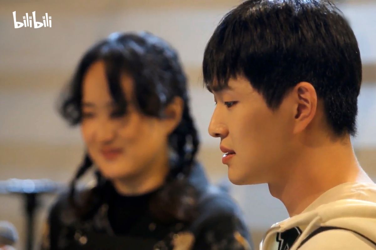 ▲ SHINee溫流在節目中演唱已故成員鐘鉉創作曲，一度哽咽中斷演出。（圖／bilibili 提供）