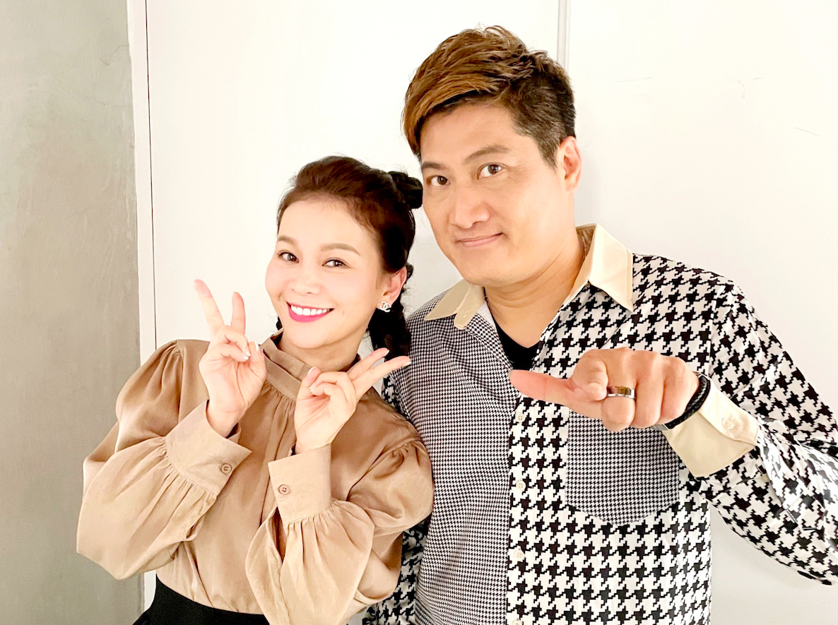 ▲謝宜君（左）與楊哲合作新歌，笑說終於能夠換掉老公，能跟別人合唱了。（圖／豪記唱片提供）