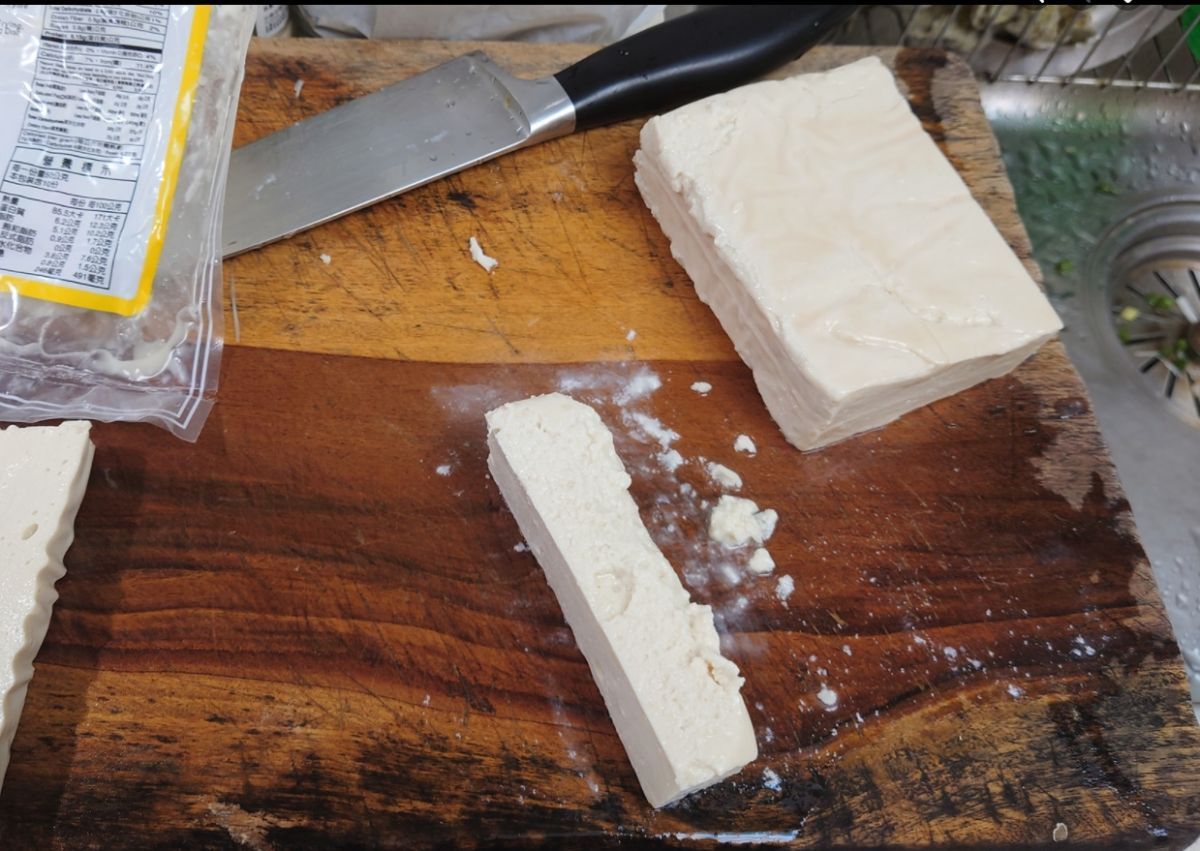 ▲有網友發現家中冷藏著僅開封一次的百頁豆腐邊緣呈現粉漿狀，不少內行見狀也連忙勸他別吃，更分析背後原因。（圖／翻攝自臉書社團「爆系知識家」）