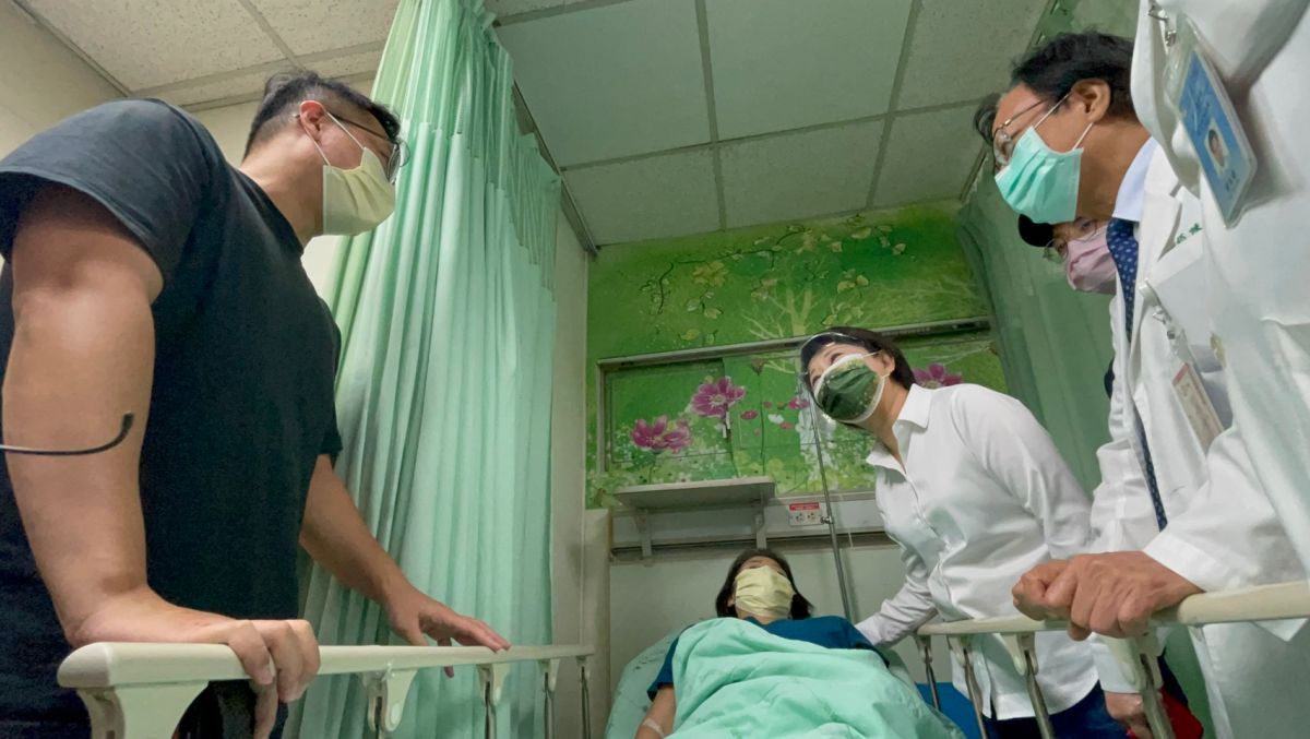 ▲市長盧秀燕前往醫院探視受傷女駕駛(圖／新聞局提供2021.8.11)