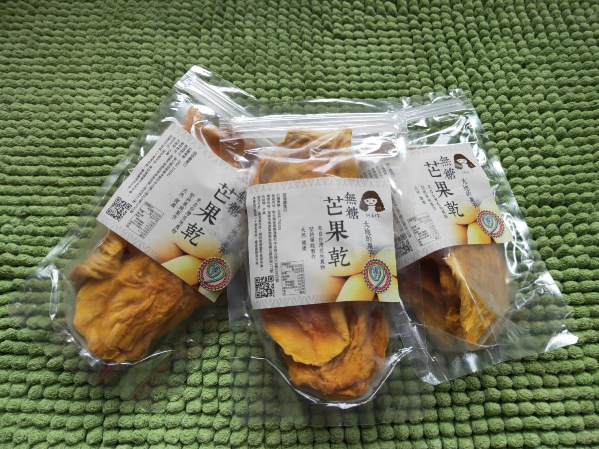 ▲桃源區復興、梅山和拉芙蘭三里因明霸克露橋及聯外道路中斷成為孤島，農業局輔導農民將金煌芒果烘成果乾，並協助上架至「高雄首選電商平台」。（圖／高雄市農業局提供）