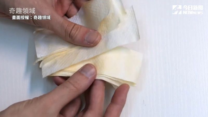▲肥皂液化後塗抹上紙巾上，可以自製成洗手皂紙。（圖／奇趣領域