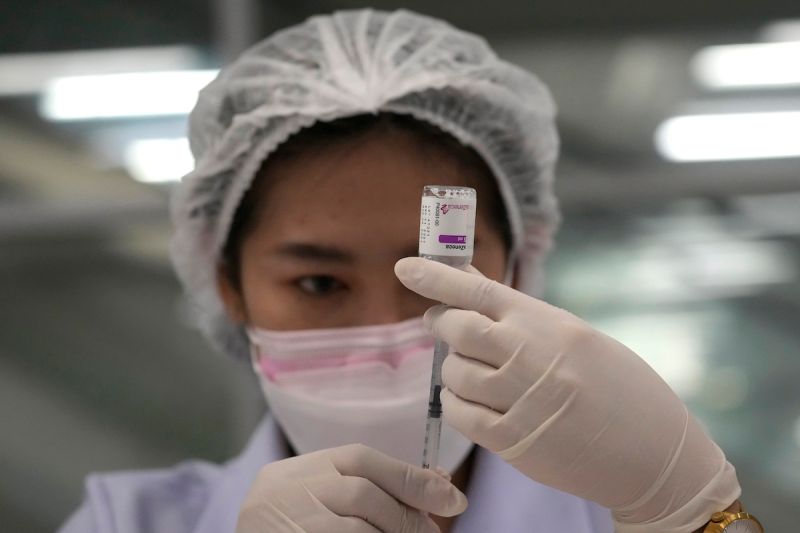 ▲泰國政府官員今天表示，由於泰國研發的兩種鼻噴型疫苗在老鼠身上實驗的結果良好，預計今年底前將展開人體試驗。圖為泰國醫護人員準備為民眾施打AZ疫苗。（圖／美聯社／達志影像）