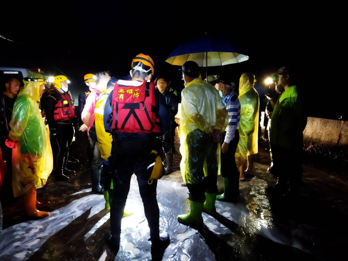 ▲桃源區代表謝宜真遭泥流沖走，警消搜尋中。（圖／翻攝畫面）