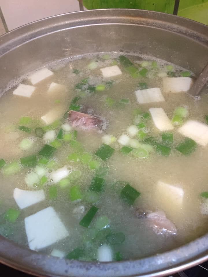 ▲女網友分享味噌魚頭湯的料理撇步。（圖／翻攝廚藝公社臉書）