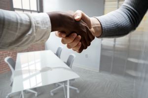 ▲有一名女網友表示自己在面試的時候被問到「這一題」,但太過緊張,她竟直回5字,事後回想超崩潰,但貼文一出,過來人反揭關鍵。(示意圖,圖中人物與當事者無關/翻攝自pixabay) ▲眾多網友們點出關鍵在於「資歷好看」。(示意圖,圖中人物與當事者無關/翻攝自pixabay)