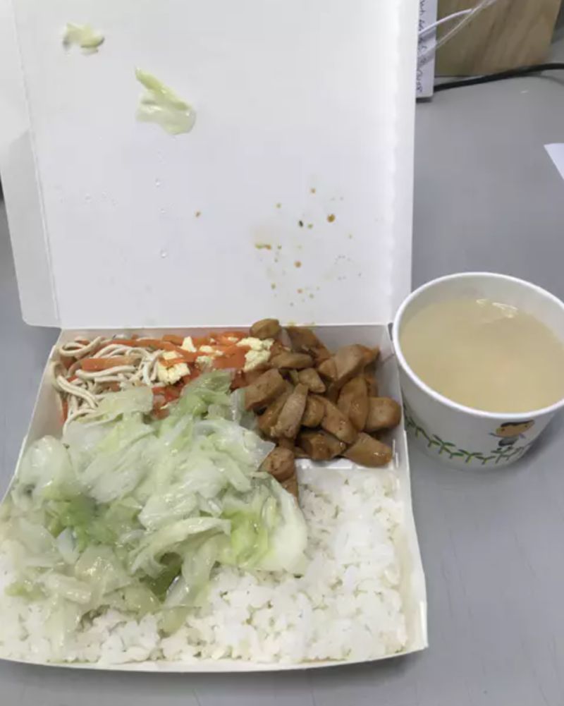 ▲原PO在台北東區買了一個便當90元，不僅餐盒塞得滿滿的，還送了一碗湯。（圖／翻攝自《Dcard》）