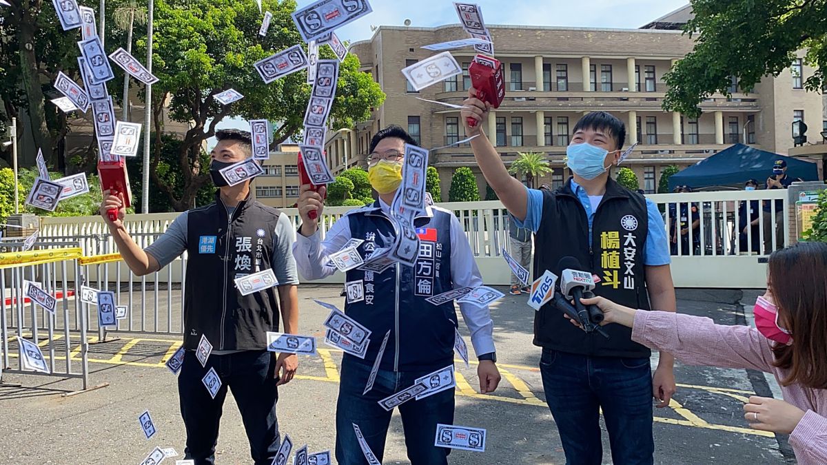 ▲國民黨「戰鬥藍」青年田方倫、楊植斗、張煥霖等人，在行政院前上演「大撒幣」行動劇，抗議執政當局五倍券政策。（圖／記者丁上程攝，2021.08.12）