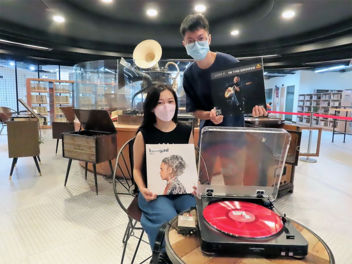 ▲新北市立圖書館三重南區分館特推出「懷舊黑膠」線上講唱會的活動，讓老情人們回味過往的甜蜜歲月，年輕一代感受黑膠唱片的魅力。（圖／新北市立圖書館提供）