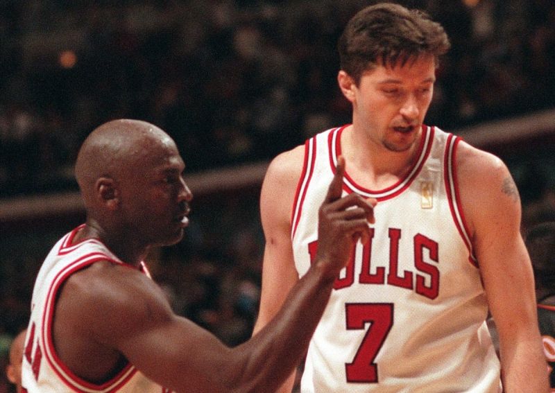 Toni kukoc hot sale michael jordan