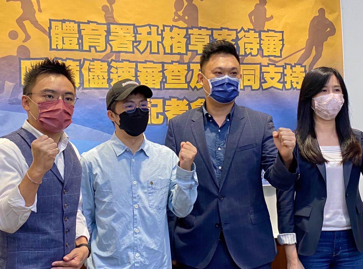 ▲國民黨立委洪孟楷（左一）、萬美玲（右一）盼《運動發展部組織法草案》儘速排審，林義傑（左二）也到記者會現場相挺。（圖／記者羅婉庭攝影，2021.08.21）