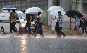 日本天氣 日本大雨 ▲中央氣象局今(14)日表示,北部、東部仍需防大雨。(圖/美聯社/達志影像)