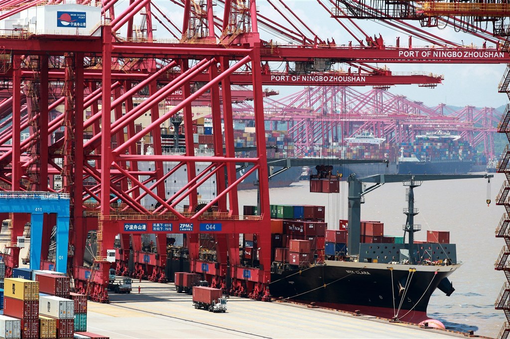 ▲中國寧波舟山港一名貨櫃碼頭工人11日確診後，梅山港區採取封閉管控暫停所有貨櫃進儲提領，疫情可能進一步衝擊寧波舟山港已嚴重擁堵的外貿航運。（圖／翻攝自中新社）