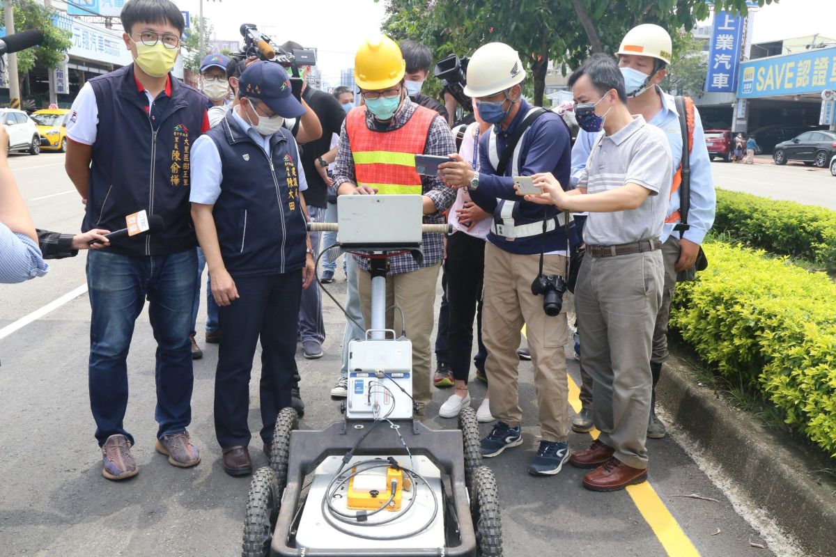 ▲文心南路坑洞，現場透地雷達進行檢測(圖／建設局提供2021.8.12)
