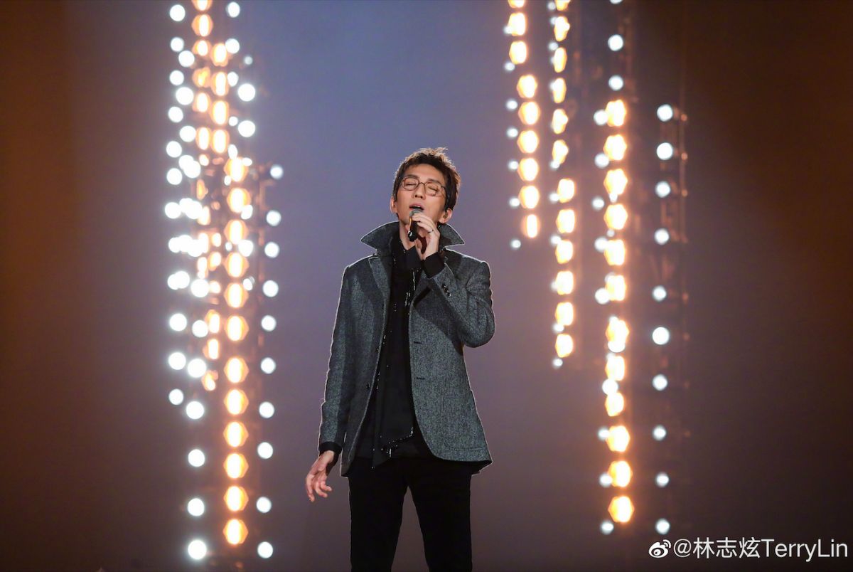 ▲林志炫遭爆從舞台跌落。（圖／翻攝林志炫微博）
