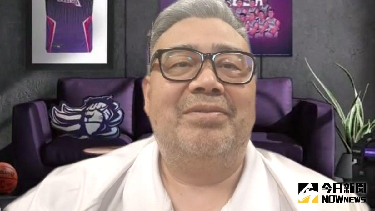 ▲肯尼哥眼睛即將動手術，所以本集他戴上眼鏡，以新造型登場。（圖／劉俊佑 攝）